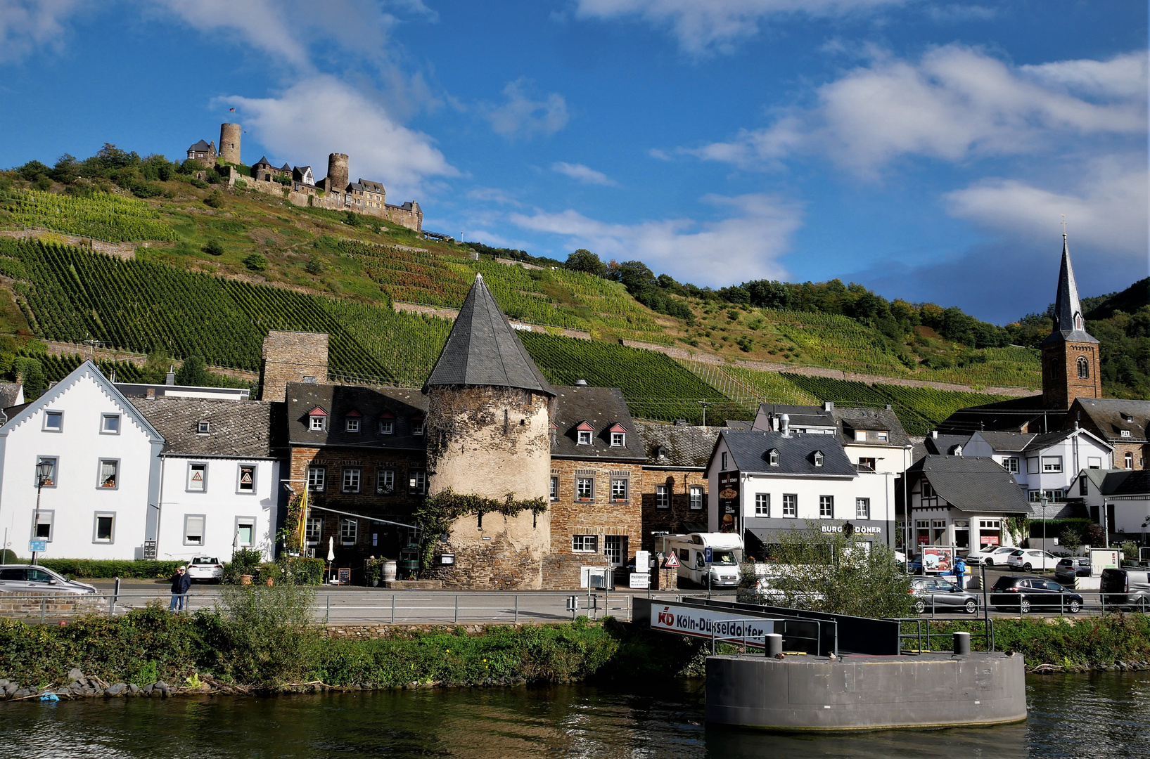 Kurzurlaub 2021 an der Mosel - Schiffsausflug nach Koblenz: Blick auf Alken mit Burg Thurant