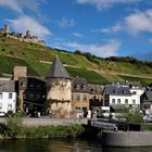 Kurzurlaub 2021 an der Mosel - Schiffsausflug nach Koblenz: Blick auf Alken mit Burg Thurant