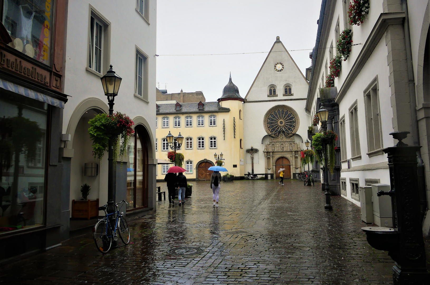 Kurzurlaub 2021 an der Mosel - Schiffsausflug nach Koblenz: Durchblick zum Jesuitenplatz 