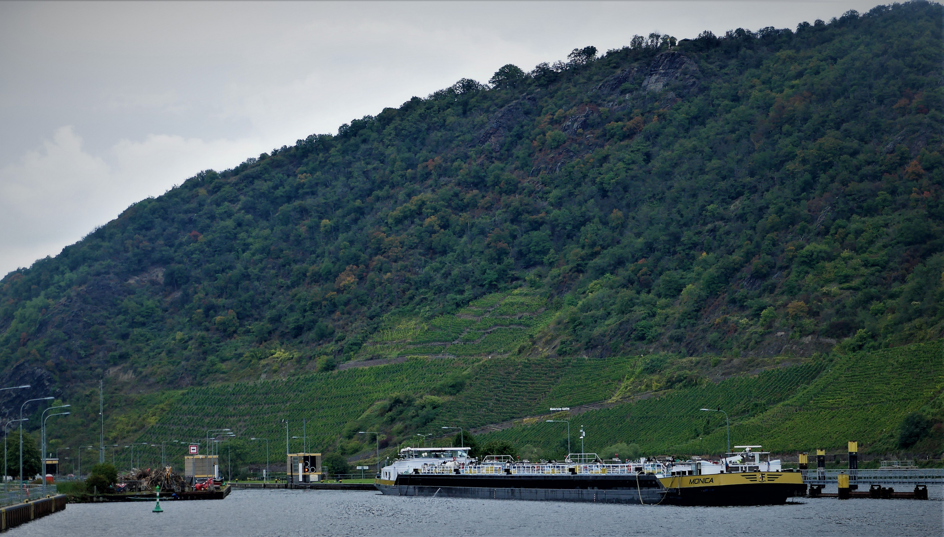 Kurzurlaub 2021 an der Mosel - Schiffsausflug nach Koblenz: Schleuse an der Staustufe Lehmen