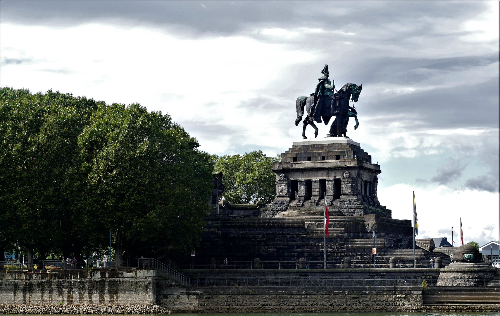 Kurzurlaub 2021 an der Mosel - Schiffsausflug nach Koblenz:Das Reiterstandbild am Deutschen Eck