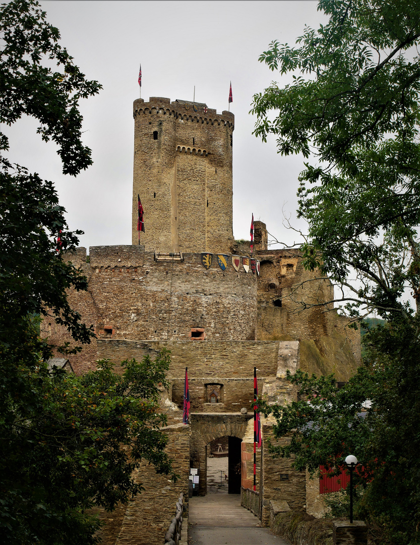 Kurzurlaub an der Mosel 2021 - Die Ehrenburg bei Brodenbach mit Doppelturm