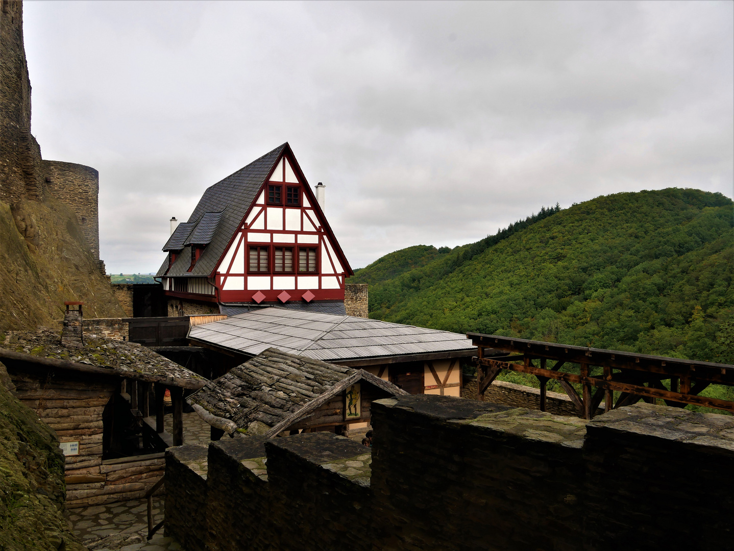 Kurzurlaub an Der Mosel 2021 - Die Vorburg der Ehrenburg bei Brodenbach 