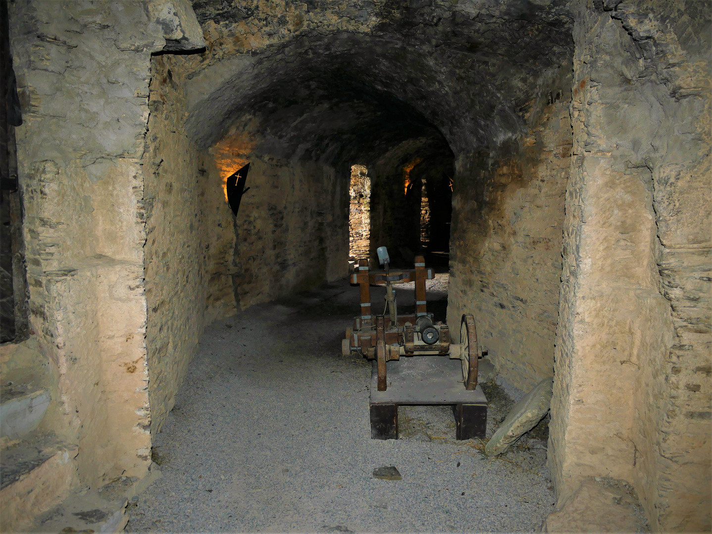 Kurzurlaub an der Mosel 2021 - Gang durch den Rampenturm der Ehrenburg