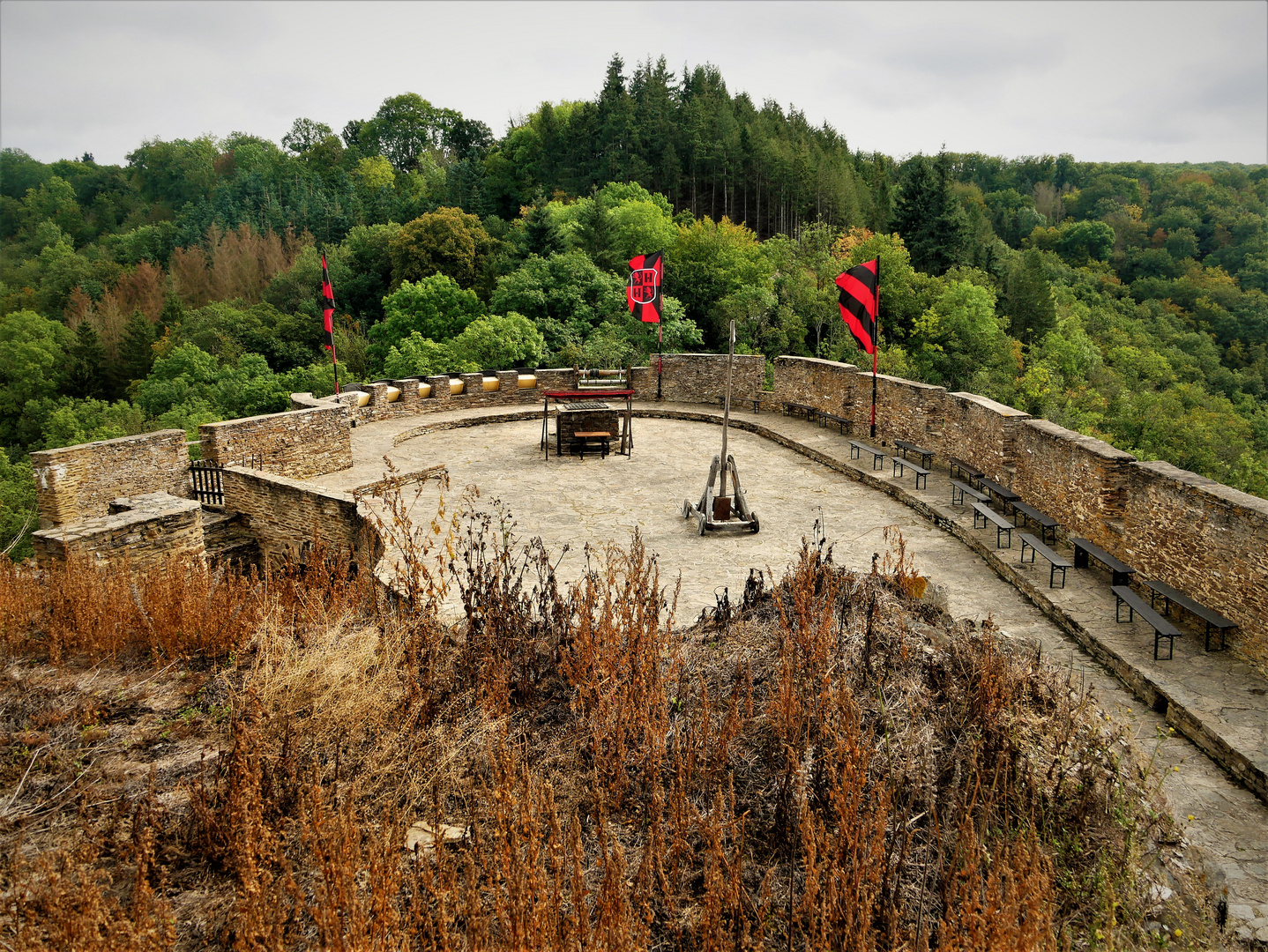 Kurzurlaub an Der Mosel 2021 - Sicht auf die Plattform des Rampenturms der Ehrenburg bei Brodenbach