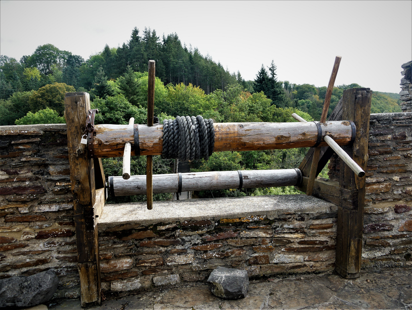 Kurzurlaub an Der Mosel 2021 - Zugbrückenkurbel auf dem Rampenturm der Ehrenburg bei Brodenbach