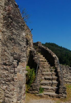 Kurzvisite in der Eifel - Treppe zum Burgfried der Niederburg in Manderscheid