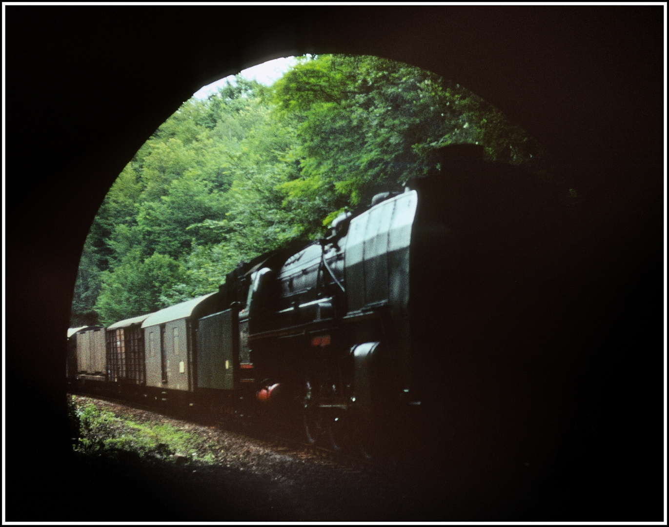 Kurzzeitig wurde es etwas dunkel und windig im Tunnel