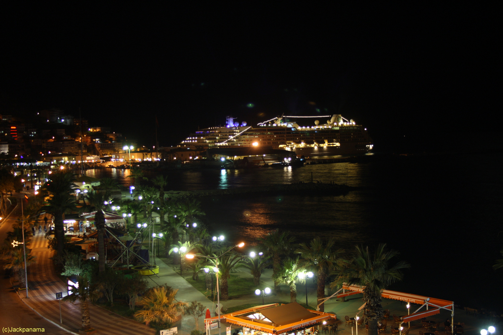 Kusadasi bei Nacht mit Kreuzfahrt-Terminal