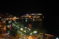 Kusadasi bei Nacht mit Kreuzfahrt-Terminal