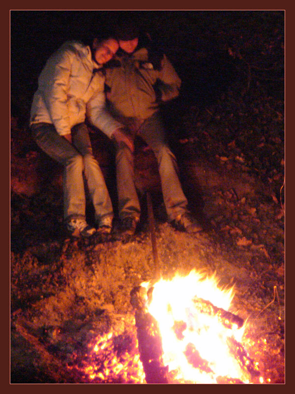 Kuscheln am Lagerfeuer von Max Spälti