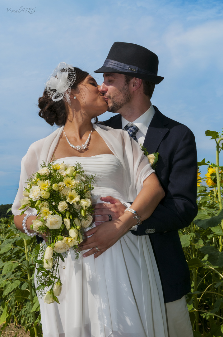 Kuss im Sonnenblumenfeld