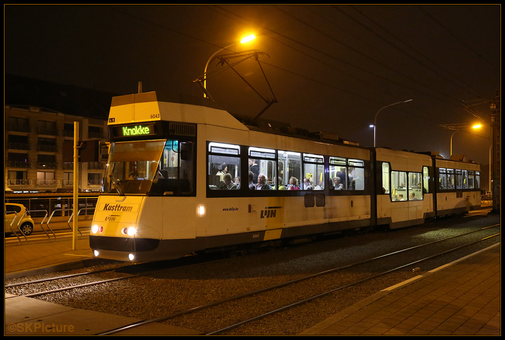 Kusttram bei Nacht