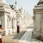 Kuthodaw-Pagode ("das größte Buch der Welt") in Mandelay / Myanmar