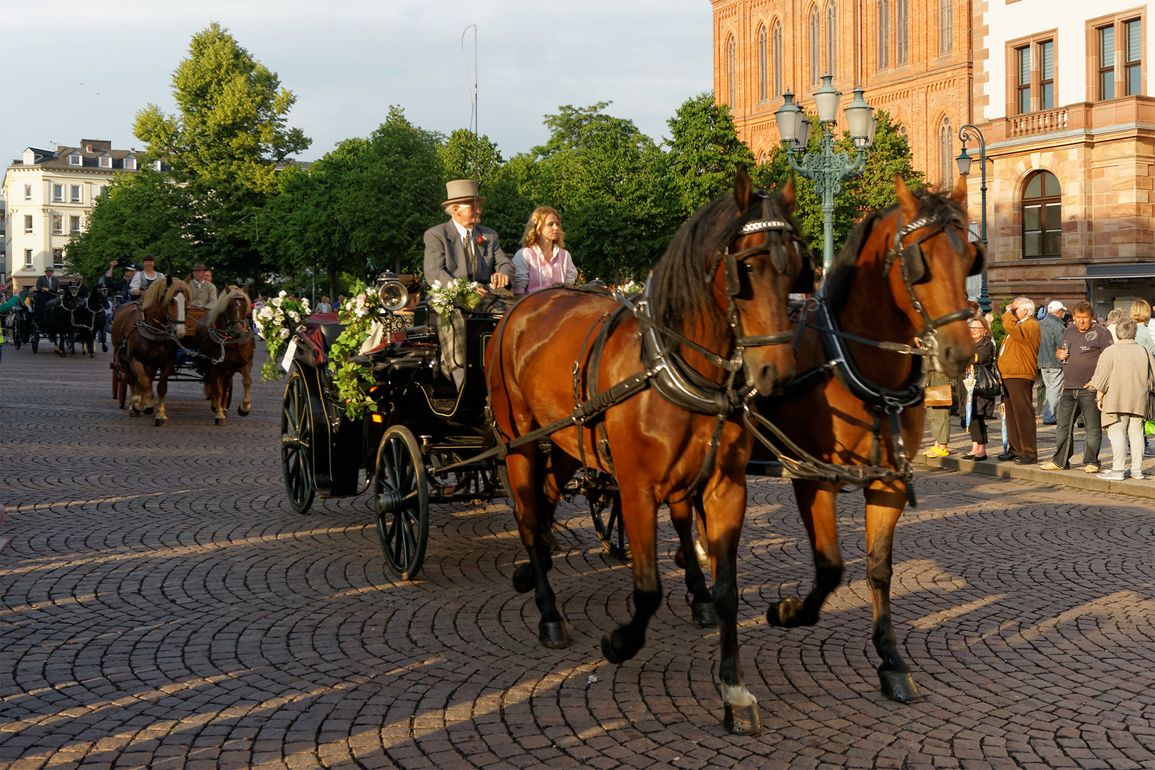 Kutschenkorso zu Pfingsten am Rathaus Wiesbaden