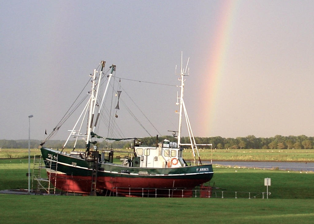 KUTTER MIT REGENBOGEN - Seefahrt maritime Motive an und auf See