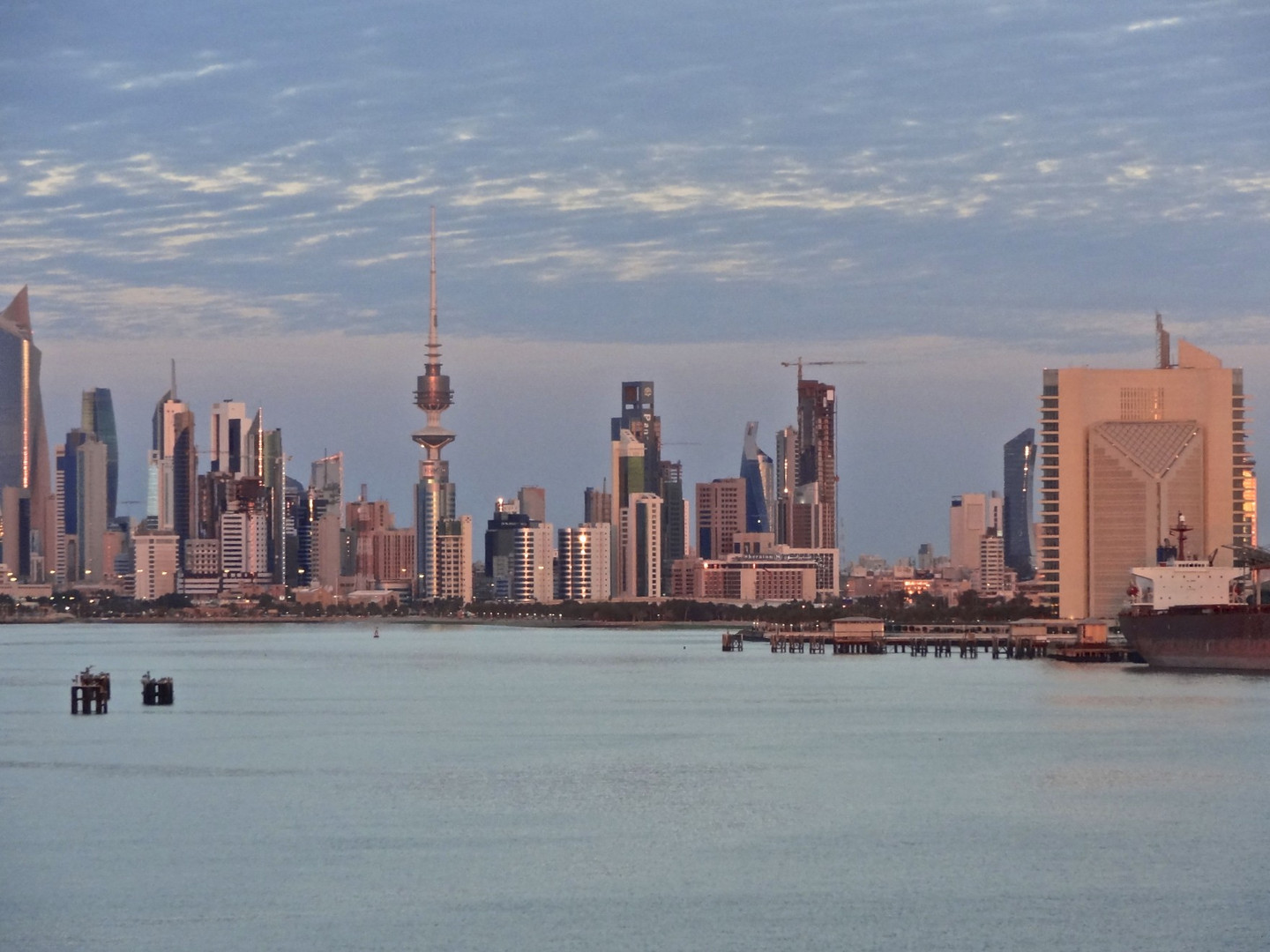 Kuwait City in der Abendsonne.