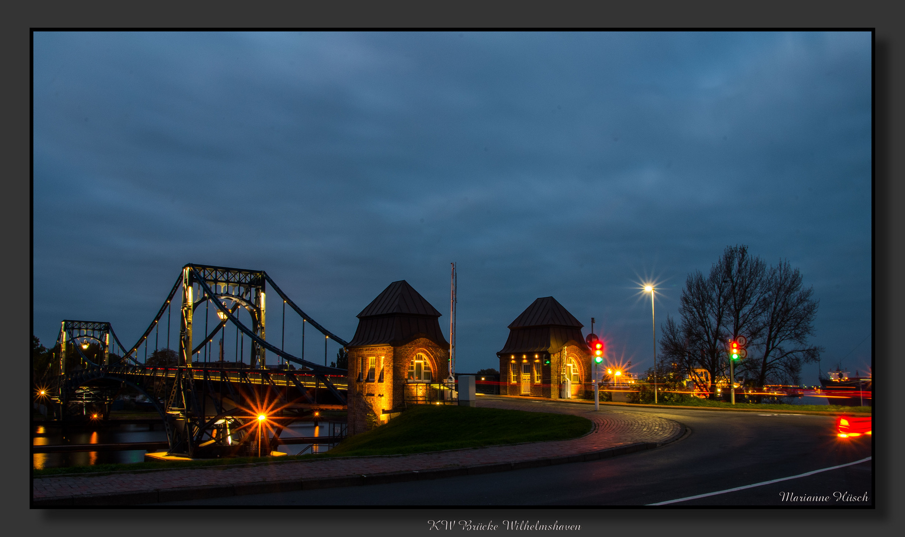 KW Brücke am Abend