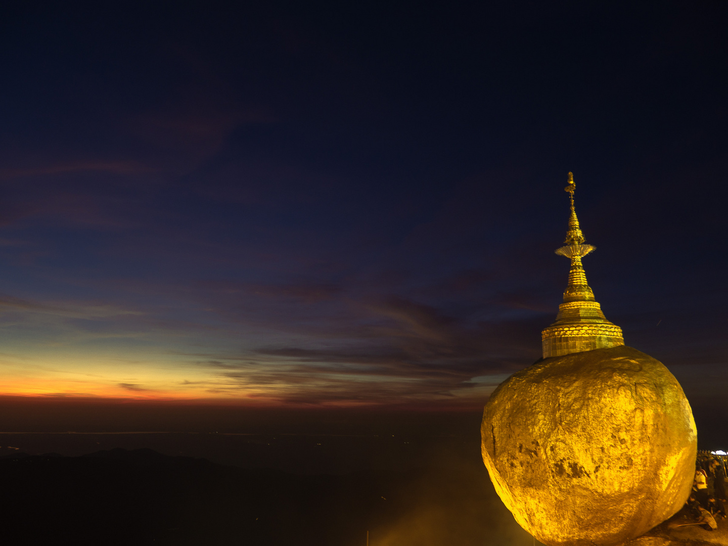 Kyaikti Yoe Pagoda at night