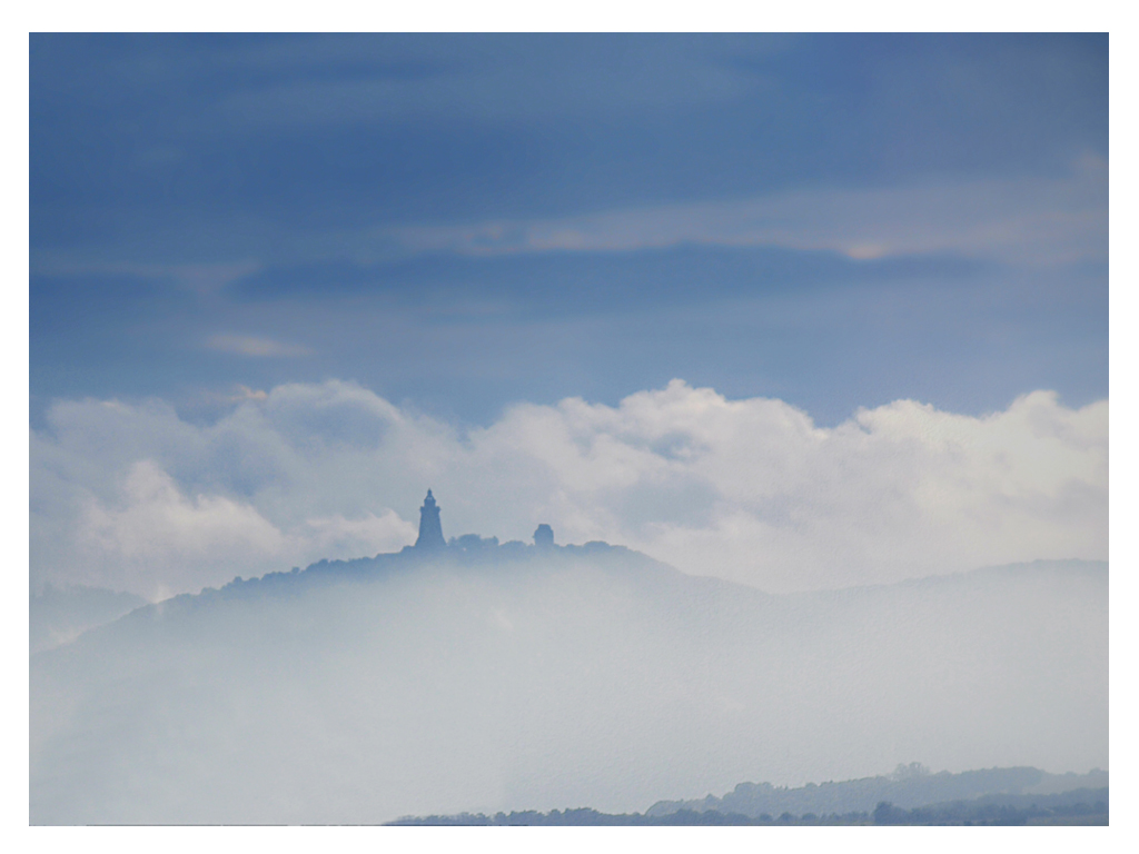 KYFFHÄUSER IM MORGENNEBEL