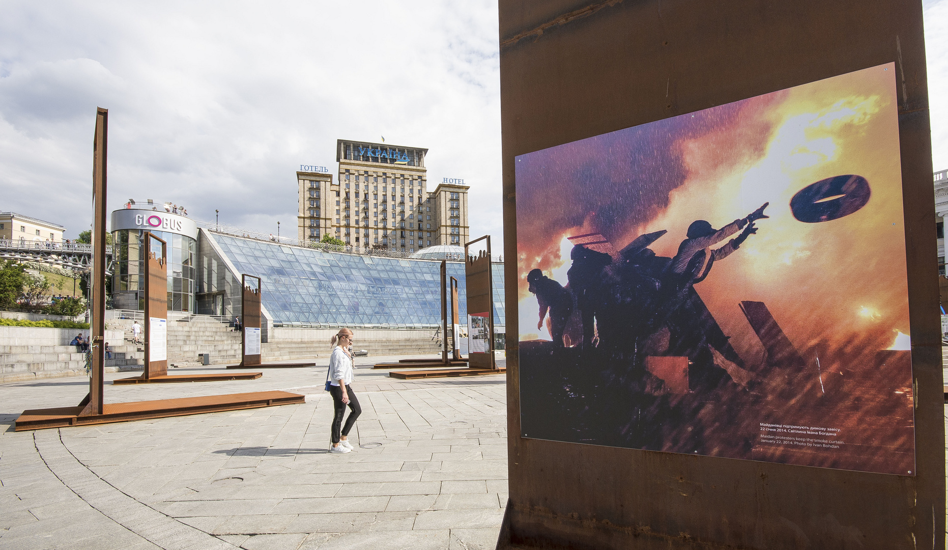 Kyiv - Maidan Nezalezhnosti - Picture to Commemorate Euromaidan Protests - Hotel Ukraine