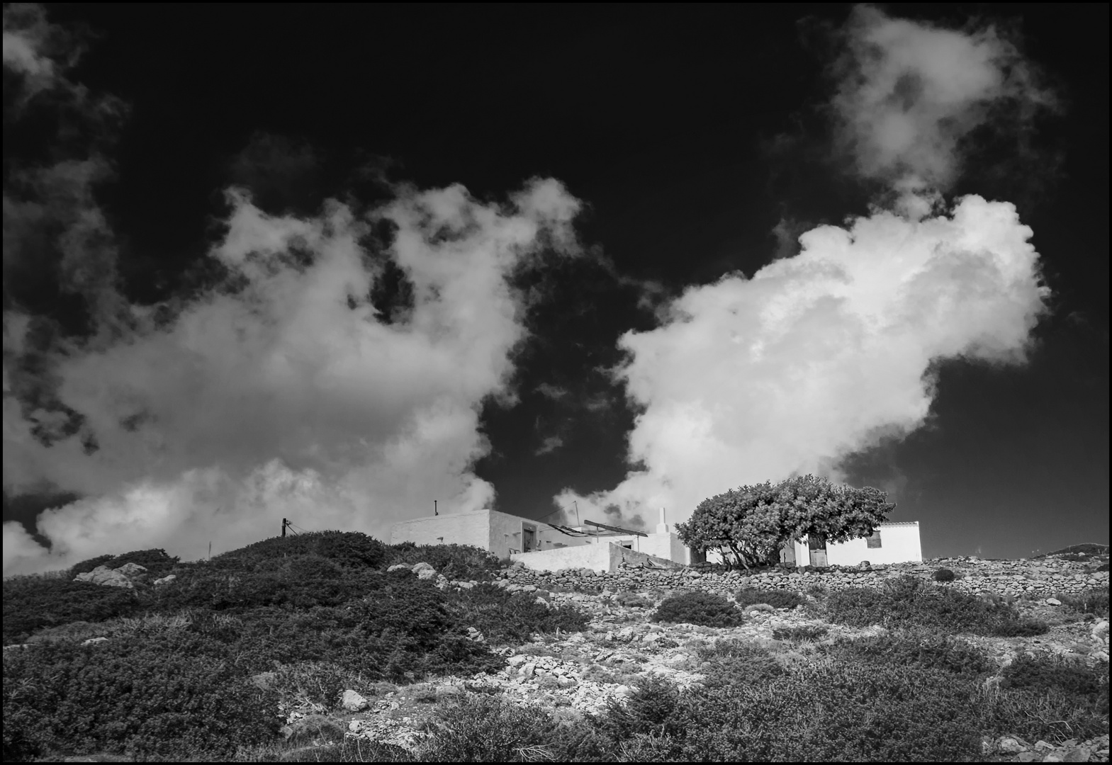 kykladenhäuschen mit wolken sw