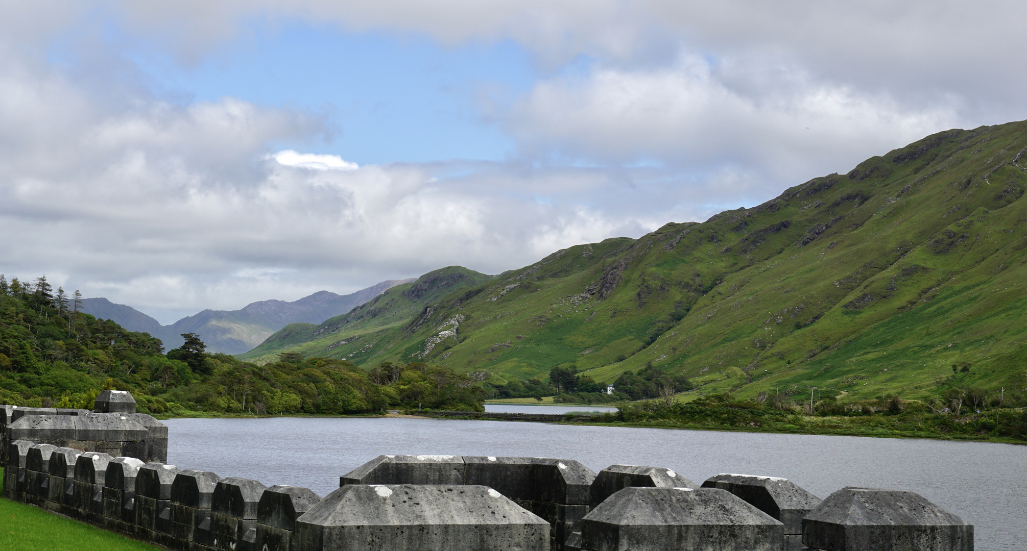 Kylemore Abbey - Blick auf den Pollacapall Lough