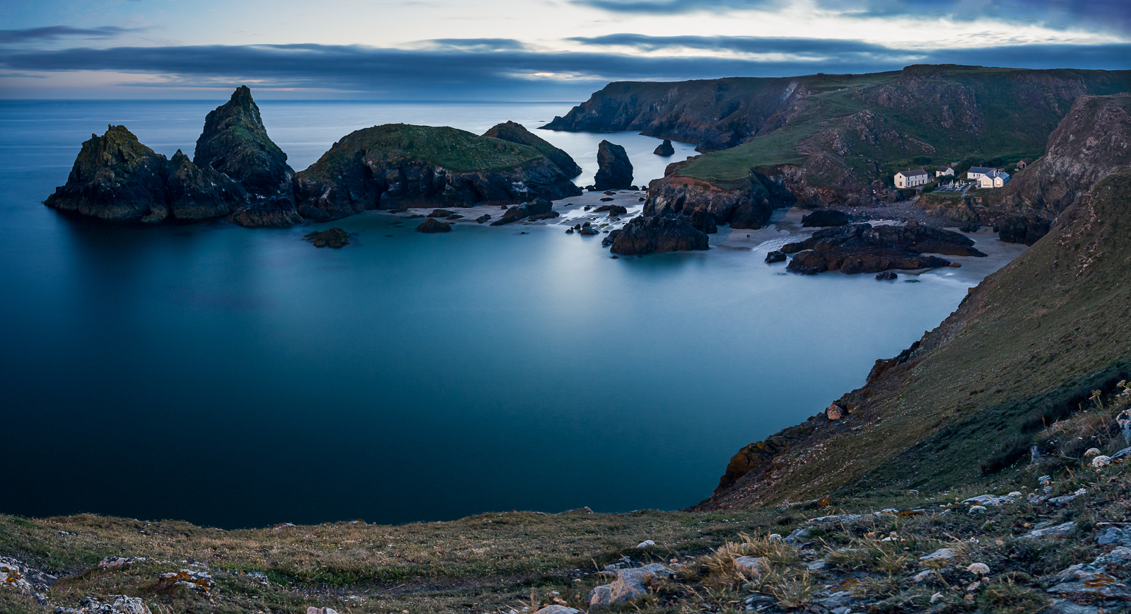 Kynance Cove in der blauen Stunden