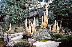 Kyoto: im Gelände desTempels Nishongan-Ji  (MW 1997/2 - ji)