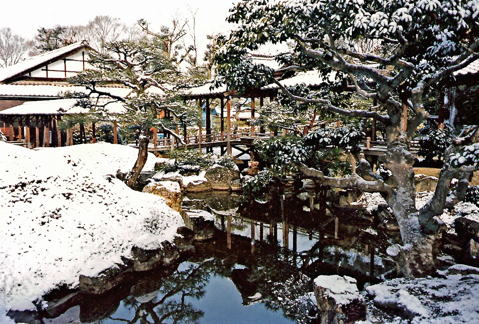 Kyoto: Tempelanlage im Schnee (MW 1997/2 - jg)