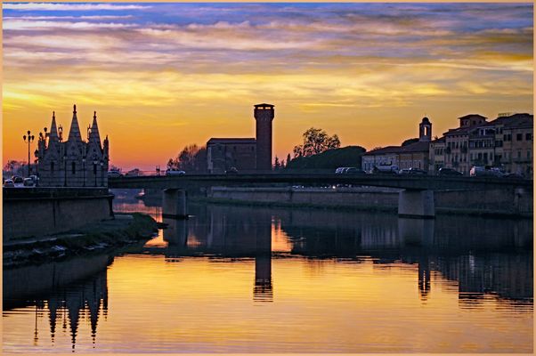 l arno à pisa jute après le coucher du soleil ......