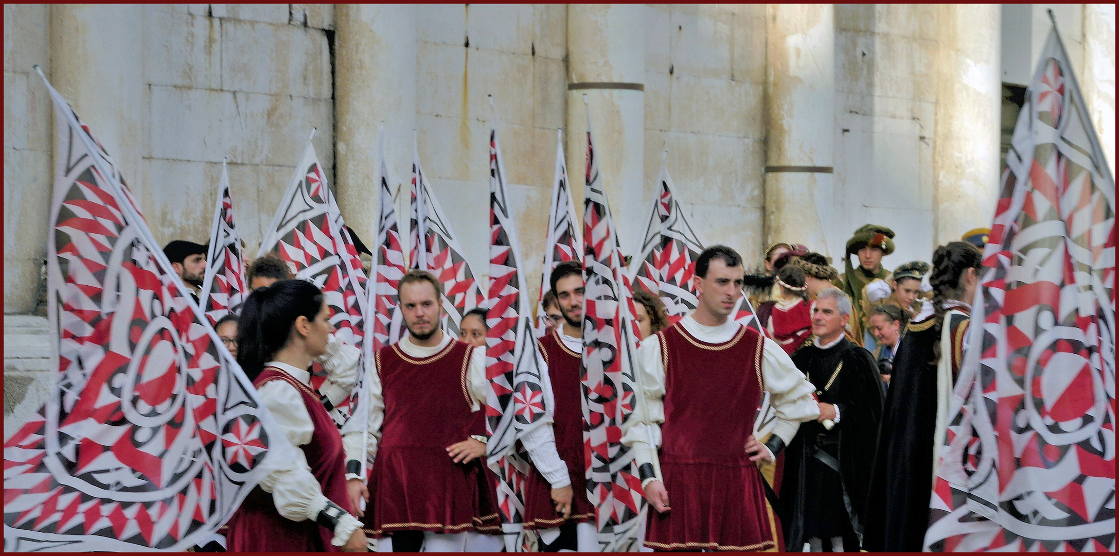 l attente des Jongleurs de drapeaux ....