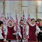 l attente des Jongleurs de drapeaux ....