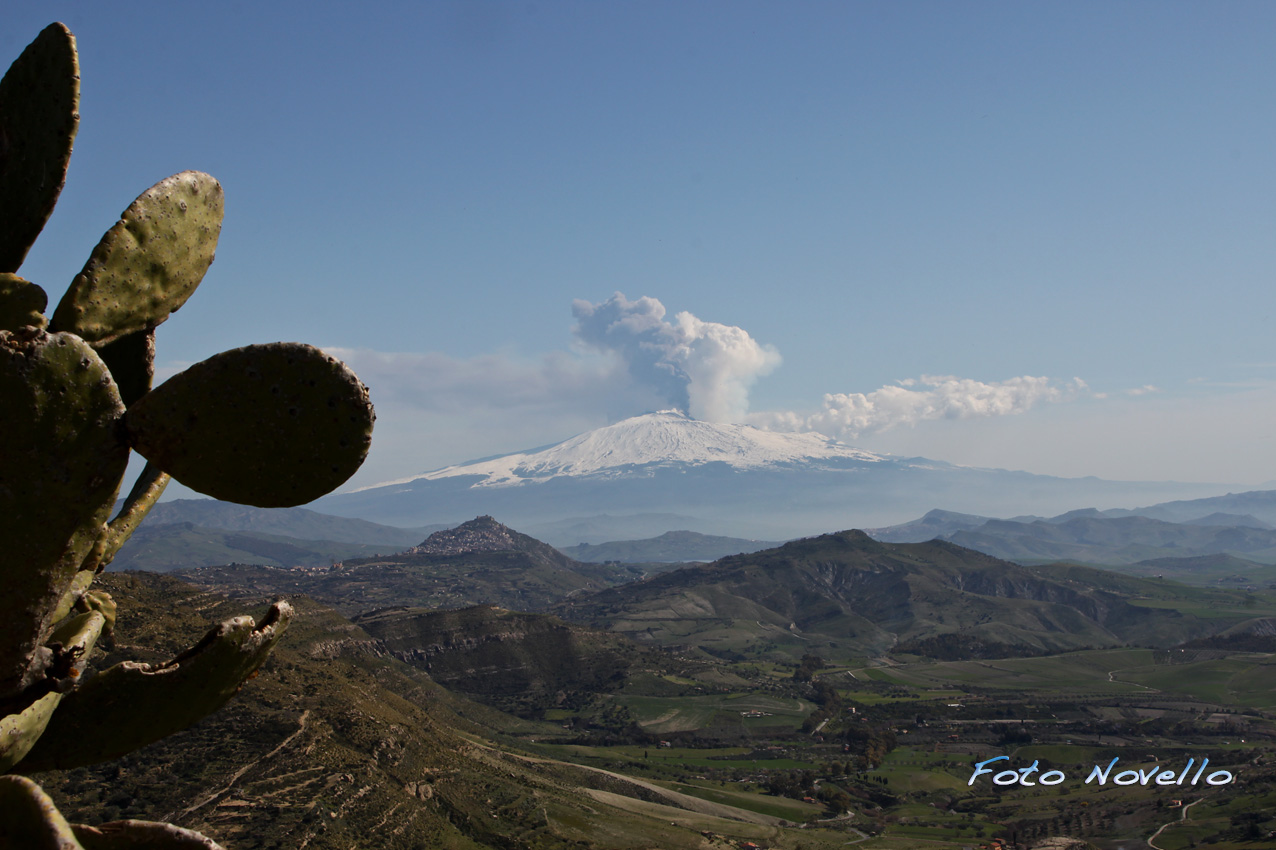 L' Etna nel suo più pieno splendore.