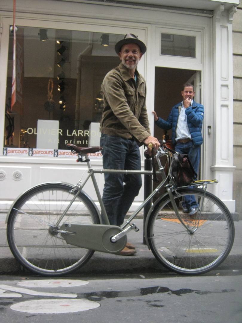 l homme au chapeau et au vélo