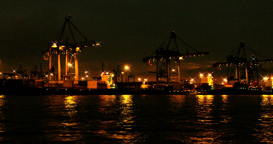 L Ö S U N G: Hamburger Hafen bei Nacht