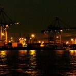 L Ö S U N G: Hamburger Hafen bei Nacht