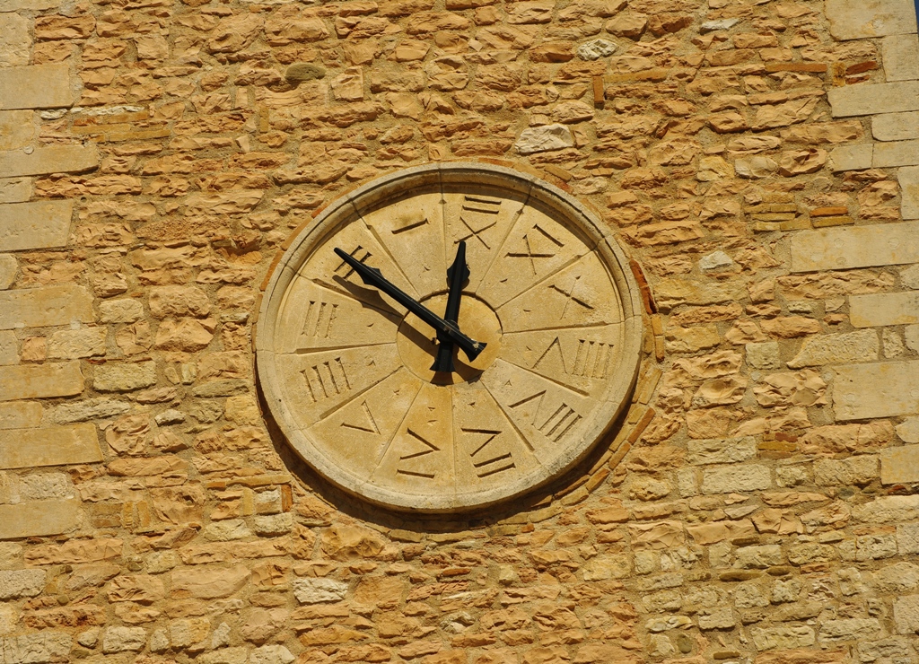 L' orologio della torretta del castello di Piobbico (PU)