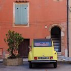 La 2CV jaune et la façade orange