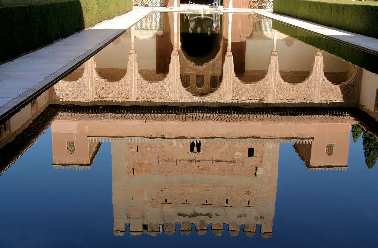La Alhambra (Granada), patio de los arrayanes