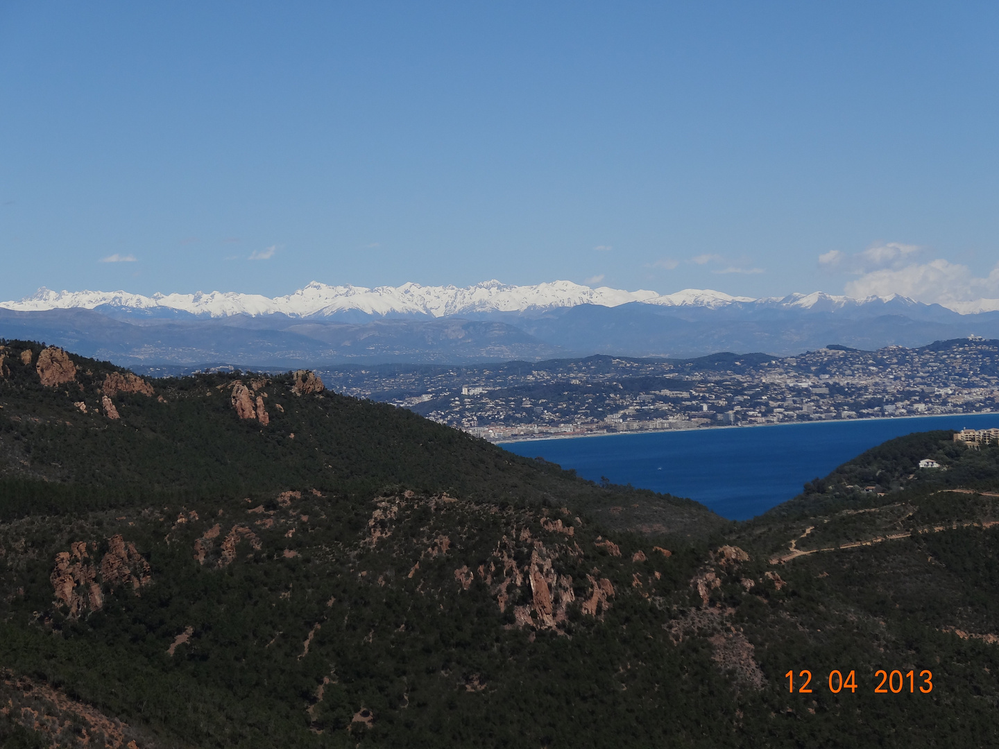 la baie de canne vu de l esterel avec au fond les montagne enneigee