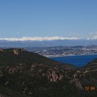 la baie de canne vu de l esterel avec au fond les montagne enneigee