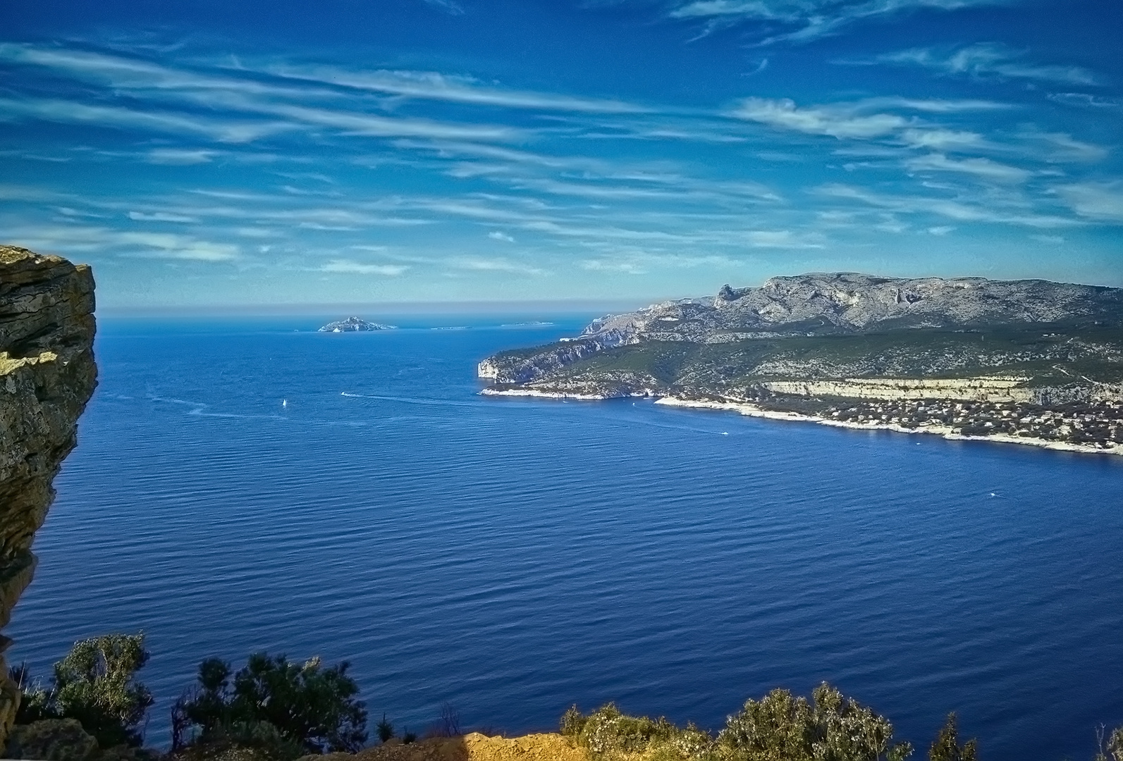 La baie de Cassis du haut du Cap Canaille photo et image paysages