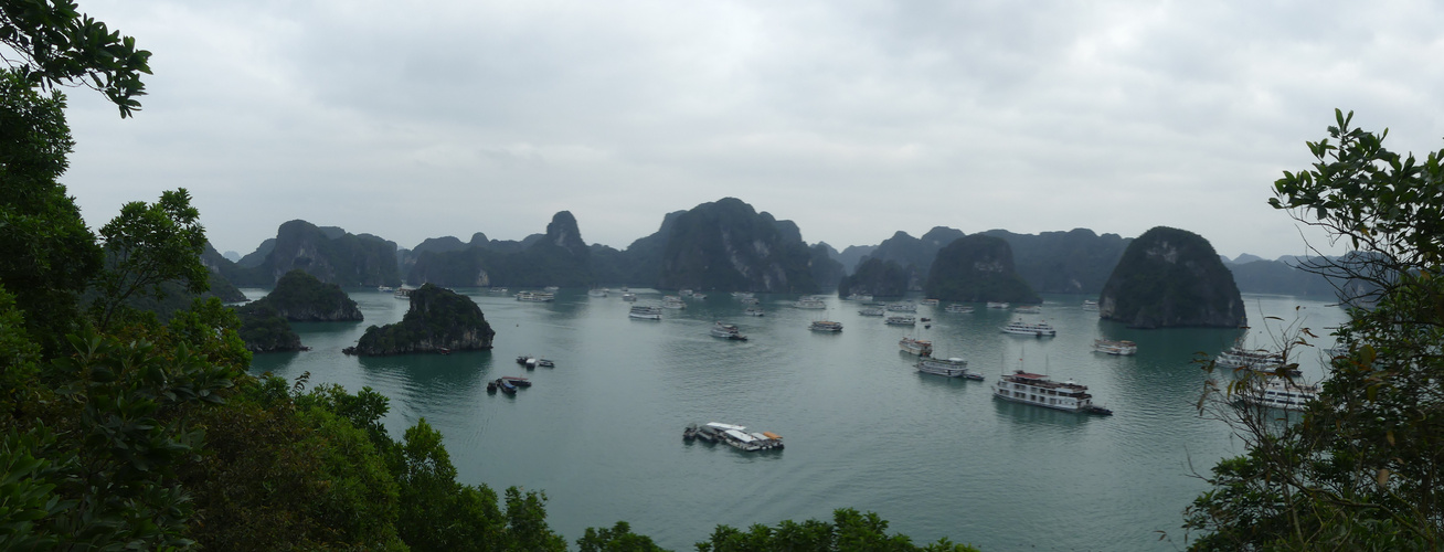 La baie de H? Long, au nord-est du Vietnam