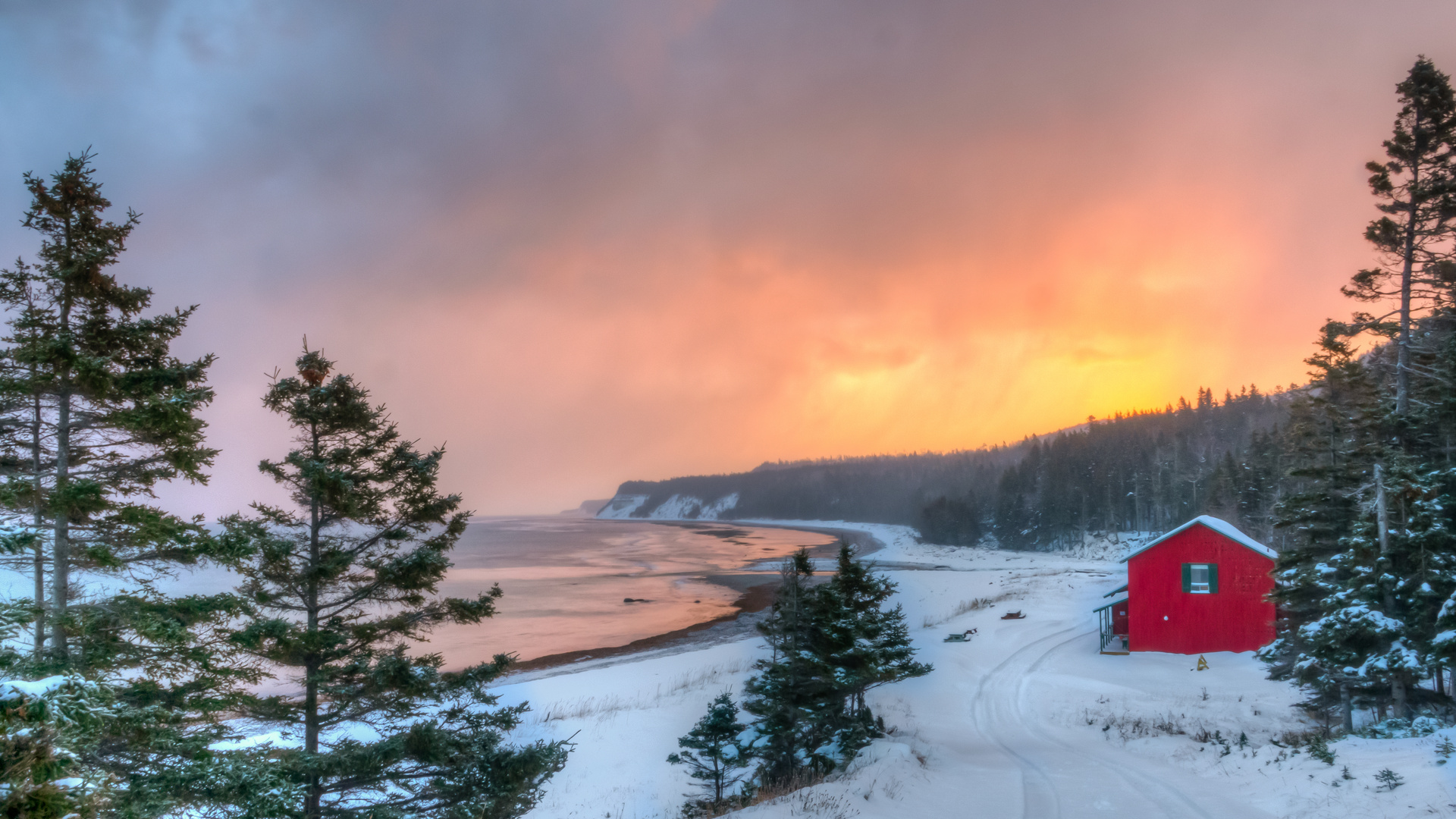 La baie et le chalet de la rivière Patate au lever du jour