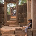 La bambina che attendeva i turisti per le caramelle