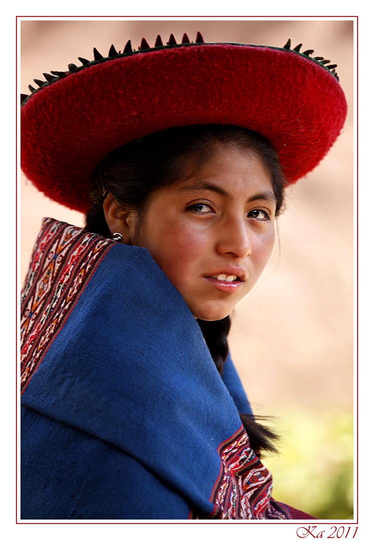 La bambina con il cappello rosso