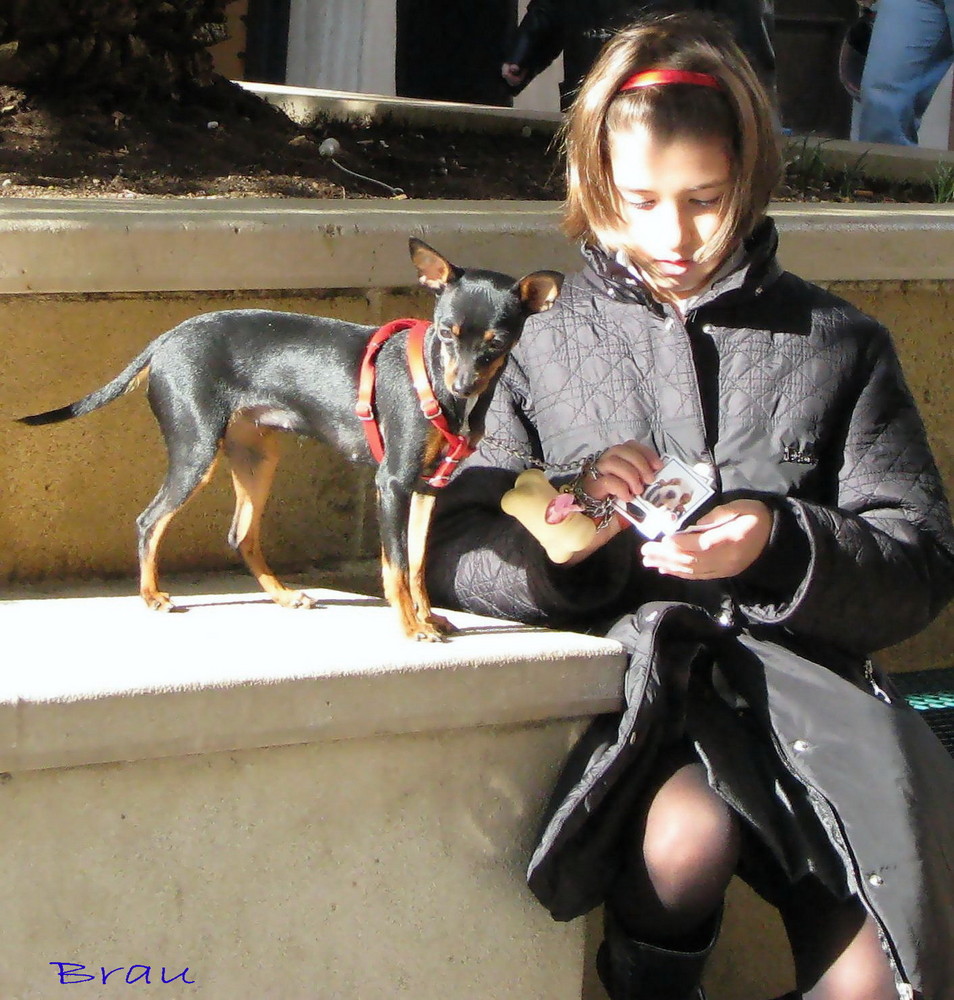 La bambina e il cagnolino.