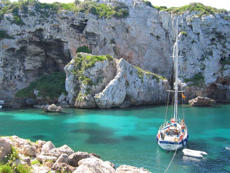 La barca e il "suo" mare. Minorca, Cala en Coves.