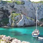 La barca e il "suo" mare. Minorca, Cala en Coves.